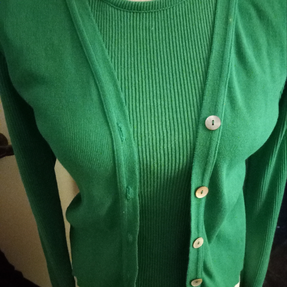 Used,not new,never worn 2pc kelly green sweater set size small. has slight spot - Picture 4 of 4